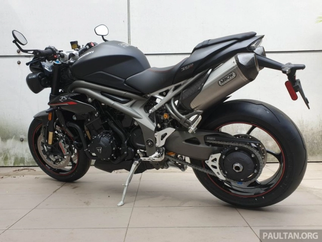 Cận cảnh triumph speed triple 1050 rs 2019 được trang bị tối tân với mức giá vô cùng hấp dẫn