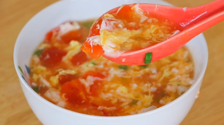 Canh cà chua trứng nấu kiểu này nước dùng ngọt lịm trứng nổi vân đẹp mê ly