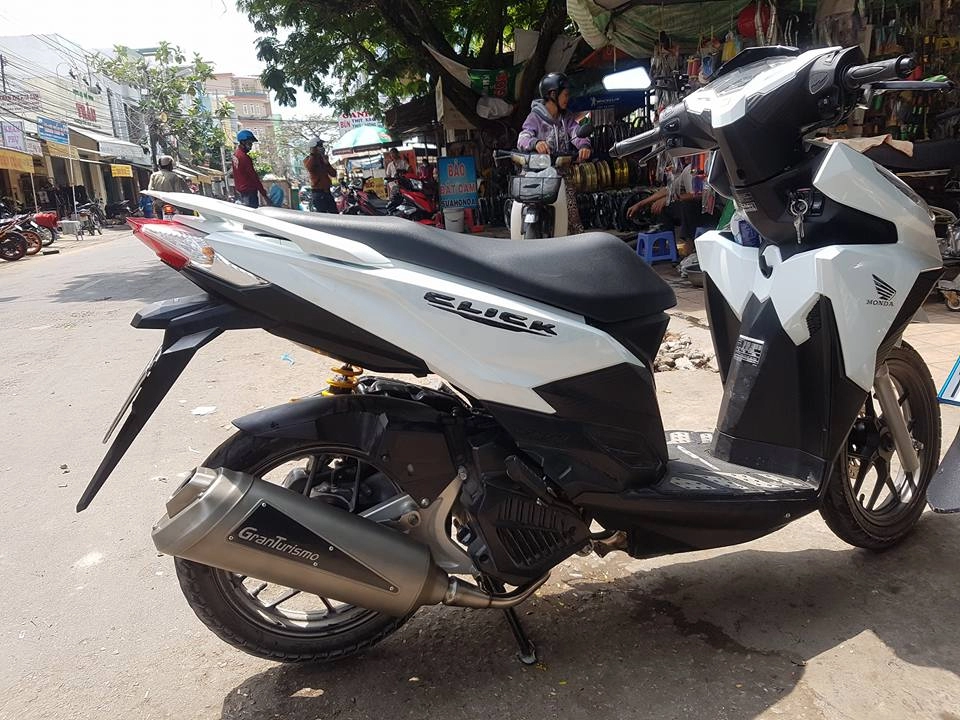 Cặp đôi honda click và vario khoe dáng độ nhẹ đầy ấn tượng