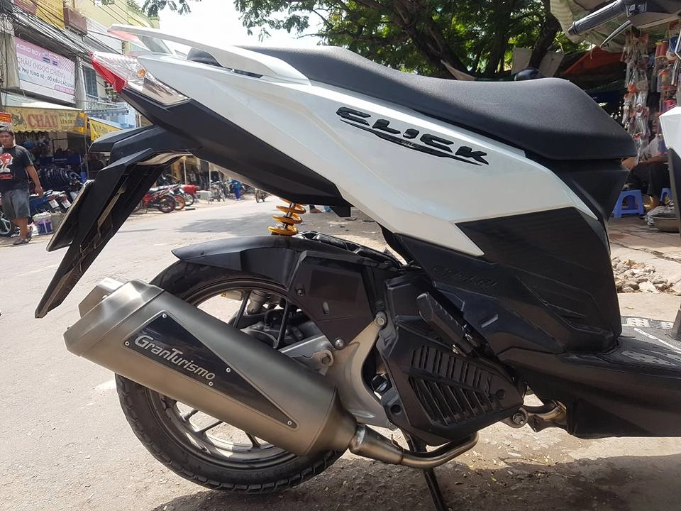 Cặp đôi honda click và vario khoe dáng độ nhẹ đầy ấn tượng