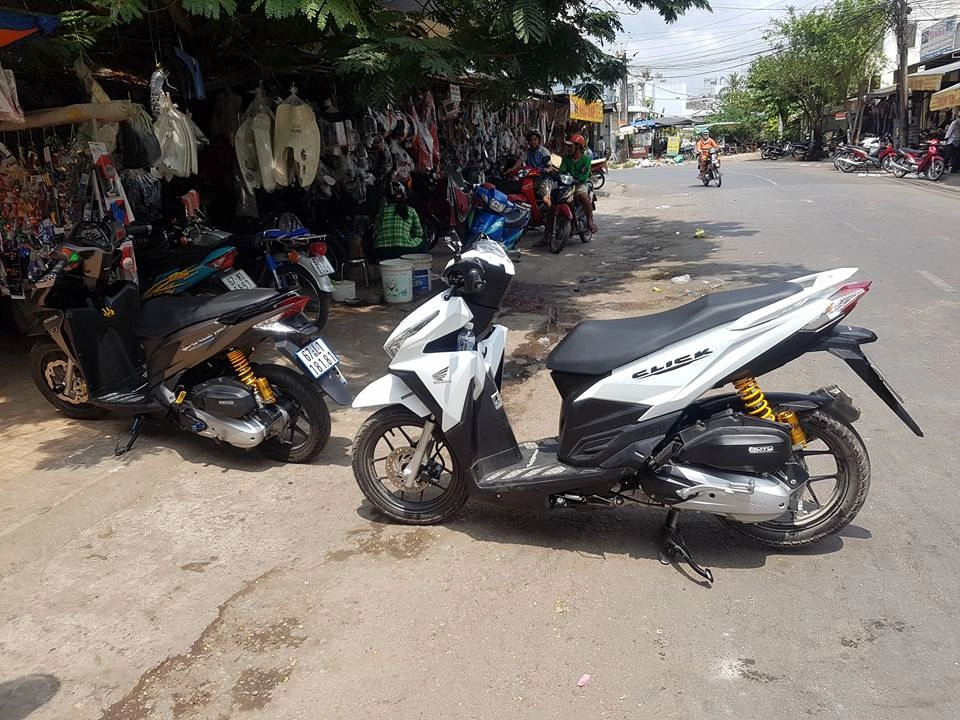 Cặp đôi honda click và vario khoe dáng độ nhẹ đầy ấn tượng