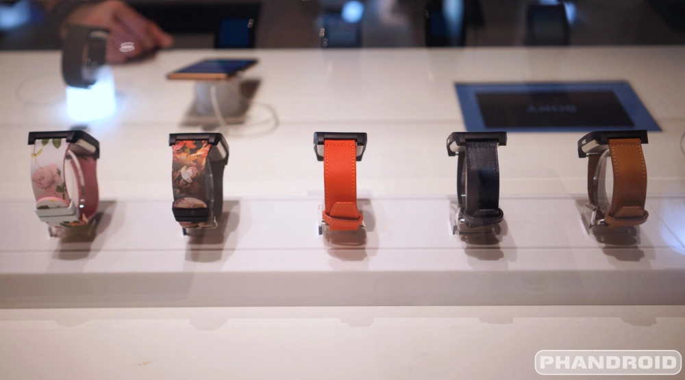ces 2015 nhĩn kĩ hơn vẻ đẹp của sony smartwatch 3 bản kim loại