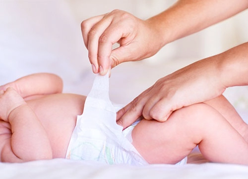 Chăm sóc con gái không cẩn thận mẹ có thể khiến bé viêm nhiễm vùng kín từ khi sơ sinh
