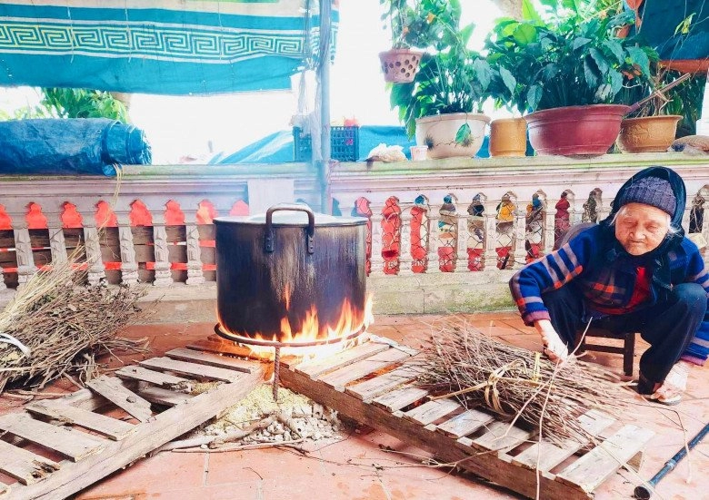 Chỉ 2 ngày nữa là tết hình ảnh gói bánh chưng ngập mạng xã hội ai chưa kịp về quê chắc sẽ nao lòng