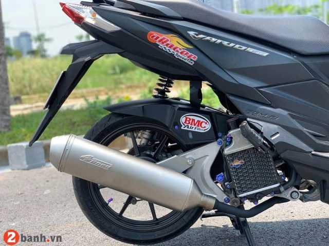 Chiến binh vario 150 full black sở hữu dàn chân racingboy thời thượng