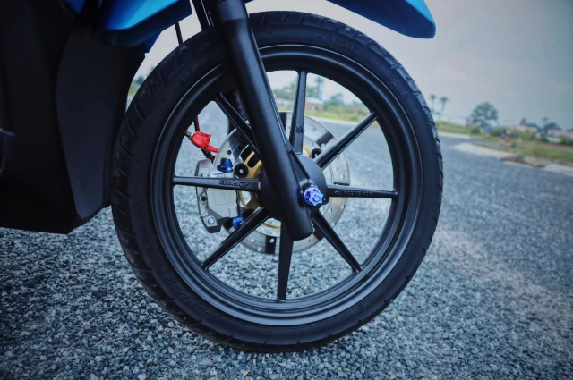 Click 125 độ biến thể mới với đôi chân quyến rủ của biker sóc trăng