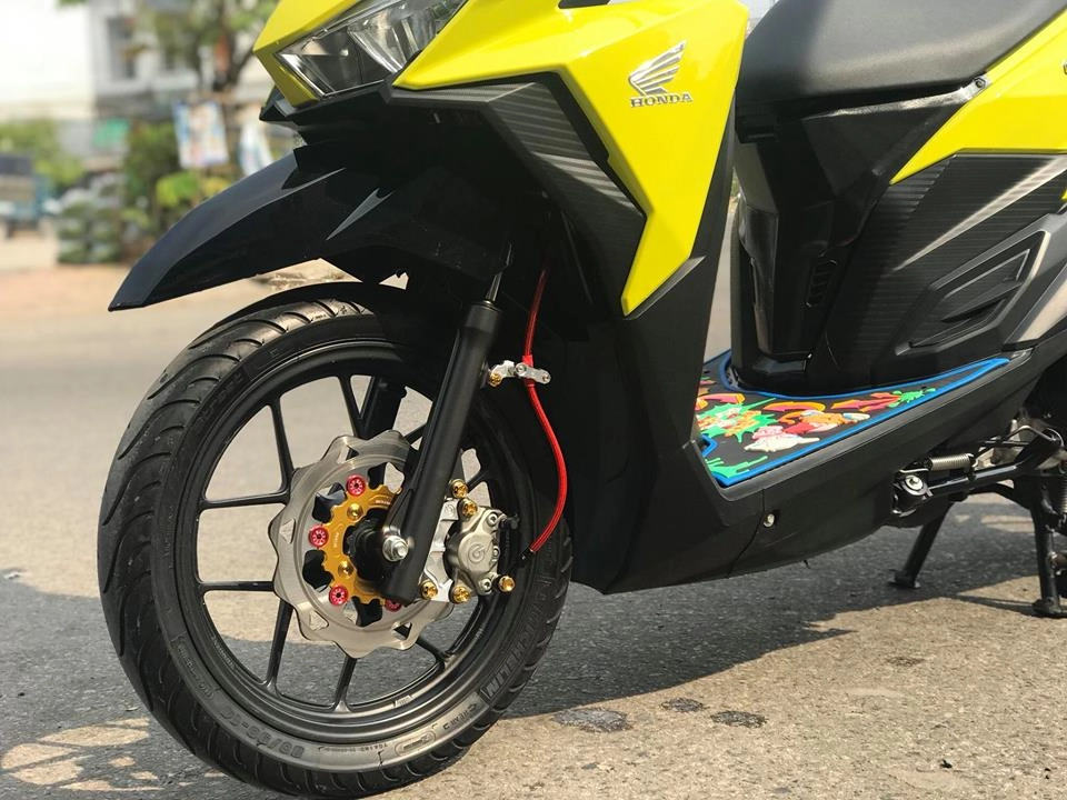 Click 125 độ mang tone màu vàng sporty nổi bật của biker an giang