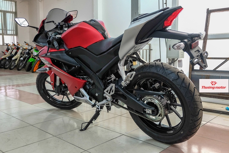 Cùng ngắm yamaha r15 v30 phiên bản 2017 có giá trên 115 triệu