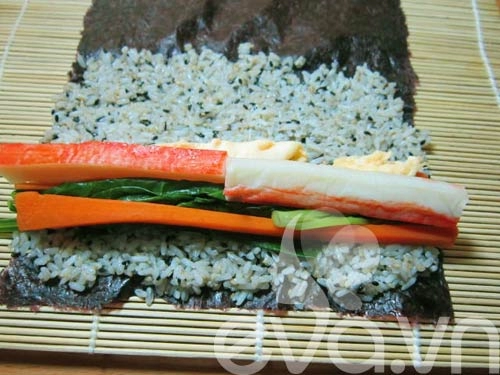 Đãi cả nhà món kimbap tự làm