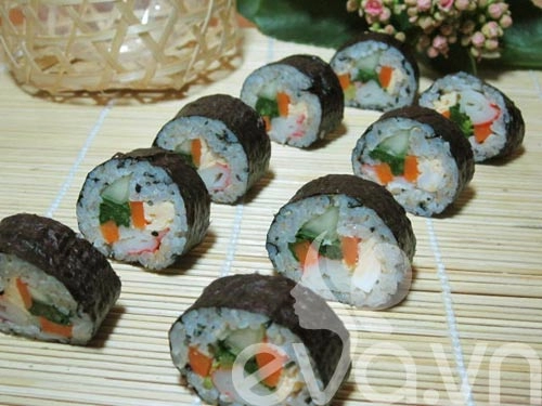 Đãi cả nhà món kimbap tự làm