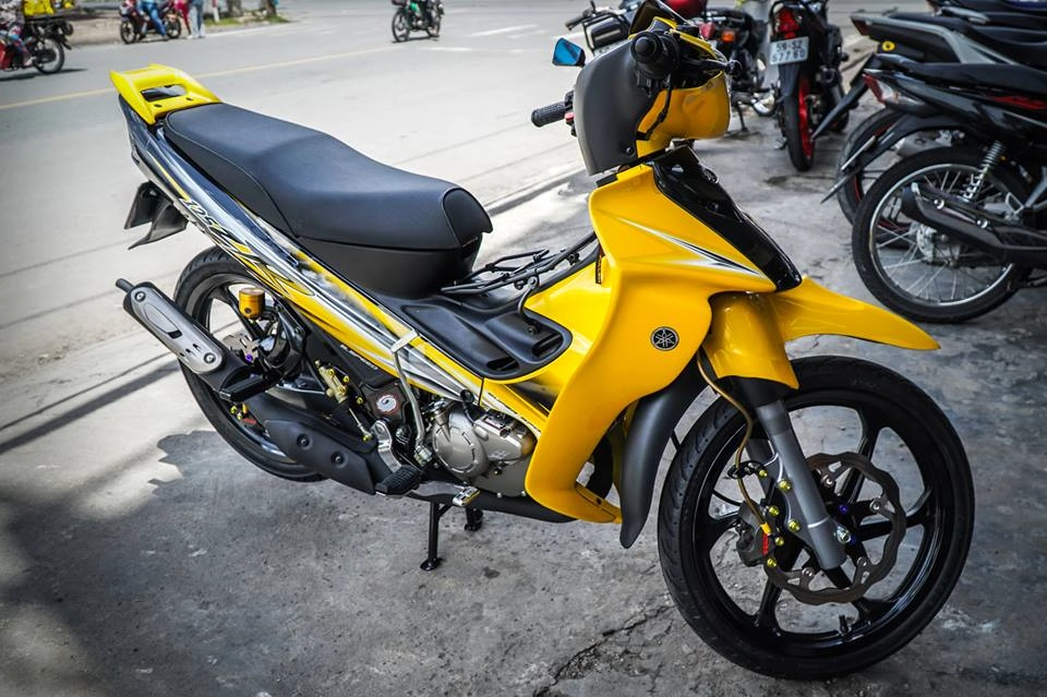 Đồ chơi hoàng tộc trên xe yamaha yaz