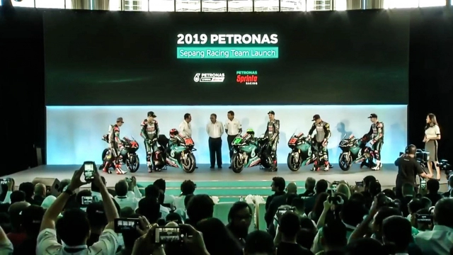 Đội đua petronas yamaha srt chính thức ra mắt motogp 2019 cùng mẫu yamaha m1 với bộ cánh ấn tượng