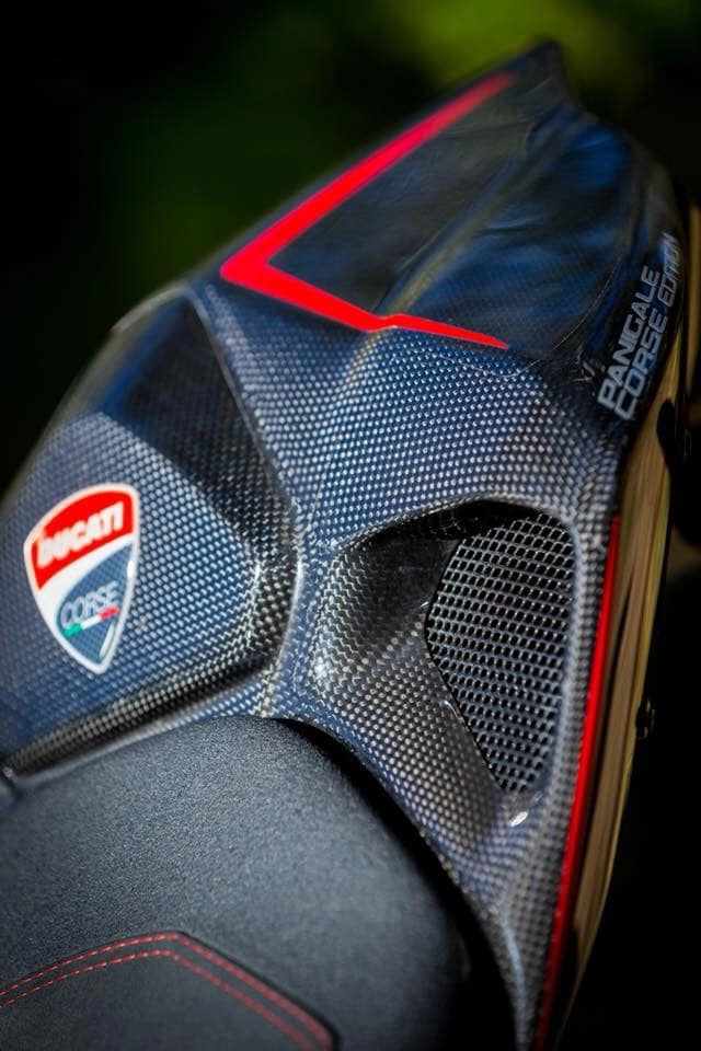 Ducati 899 panigale bản độ siêu cấp mang trong mình bộ giáp full carbon fiber