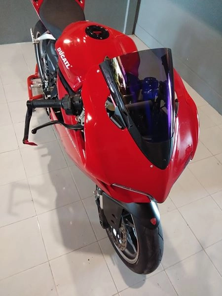 Ducati 899 panigale nổi bật với dàn chân chói lòa