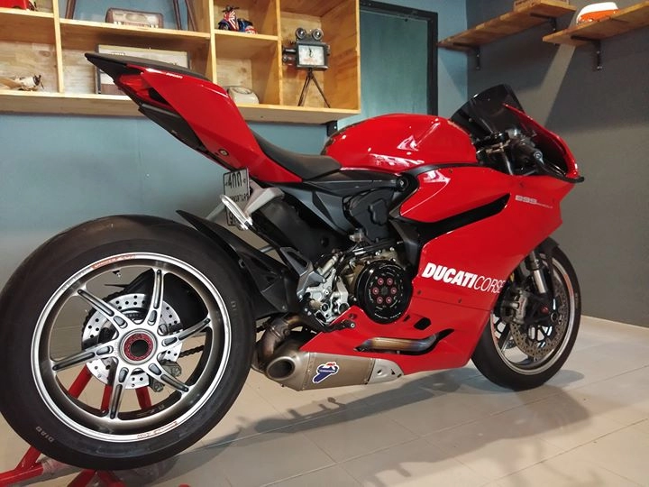 Ducati 899 panigale nổi bật với dàn chân chói lòa