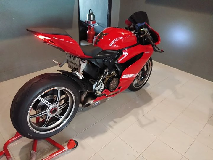 Ducati 899 panigale nổi bật với dàn chân chói lòa