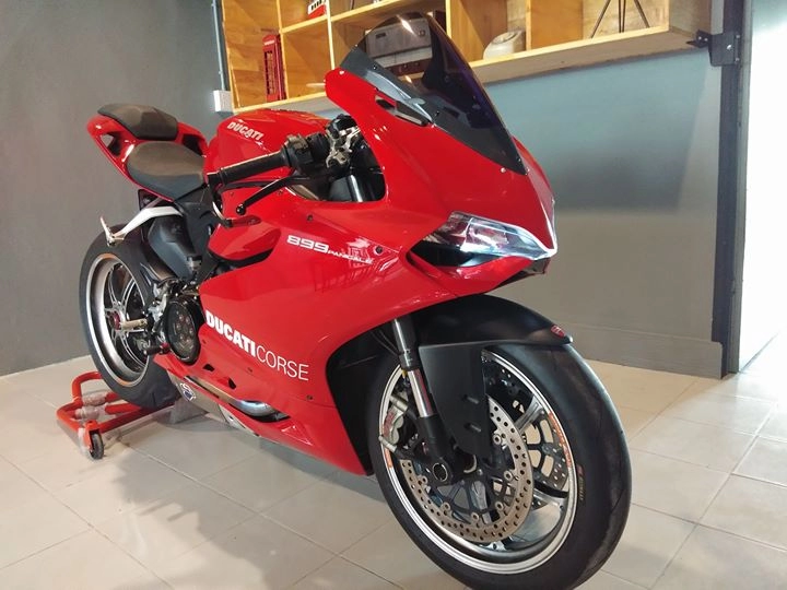 Ducati 899 panigale nổi bật với dàn chân chói lòa