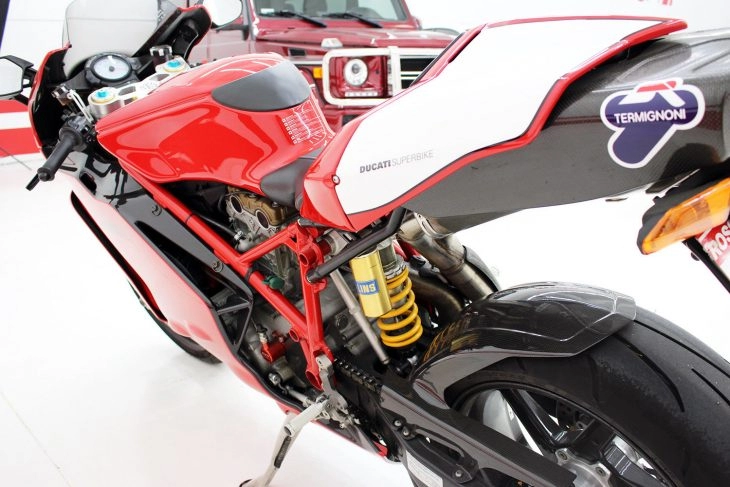 Ducati 999 huyền thoại vang bóng một thời