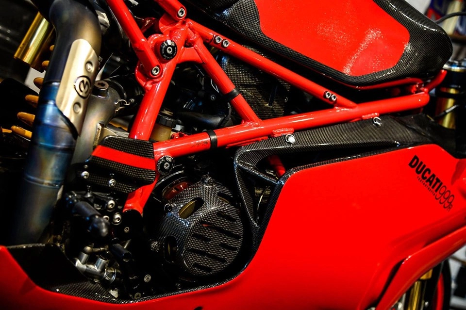 Ducati 999r hồi sinh trong diện mạo full carbon đẹp mê hồn