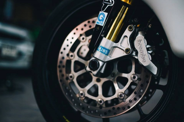 Ducati 999s supersport huyền thoại khoe dáng dưới gầm garage