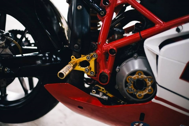 Ducati 999s supersport huyền thoại khoe dáng dưới gầm garage
