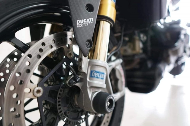 Ducati monster 1200s độ nhẹ nhàng với dàn đồ chơi kinh điển của biker việt