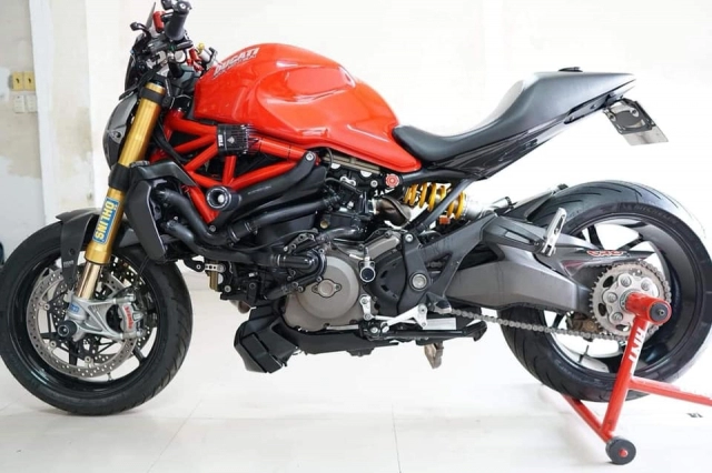 Ducati monster 1200s độ nhẹ nhàng với dàn đồ chơi kinh điển của biker việt