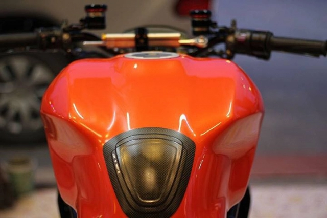 Ducati monster 821 nóng bỏng với dàn option hàng hiệu