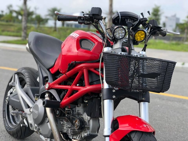 Ducati monster custom bà già đi chợ cực thú vị trên đất việt