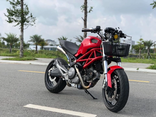 Ducati monster custom bà già đi chợ cực thú vị trên đất việt