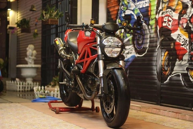 Ducati monters 796 khoe dáng bên nghệ thuật graffiti đường phố