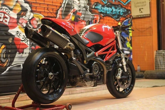 Ducati monters 796 khoe dáng bên nghệ thuật graffiti đường phố