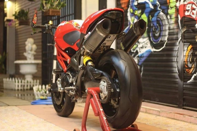 Ducati monters 796 khoe dáng bên nghệ thuật graffiti đường phố