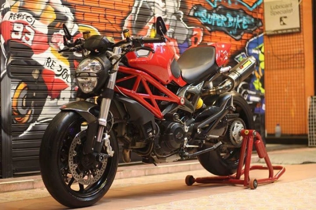 Ducati monters 796 khoe dáng bên nghệ thuật graffiti đường phố