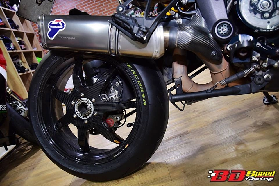 Ducati multistrada gã khổng lồ bất trị từ công nghệ carbon fiber