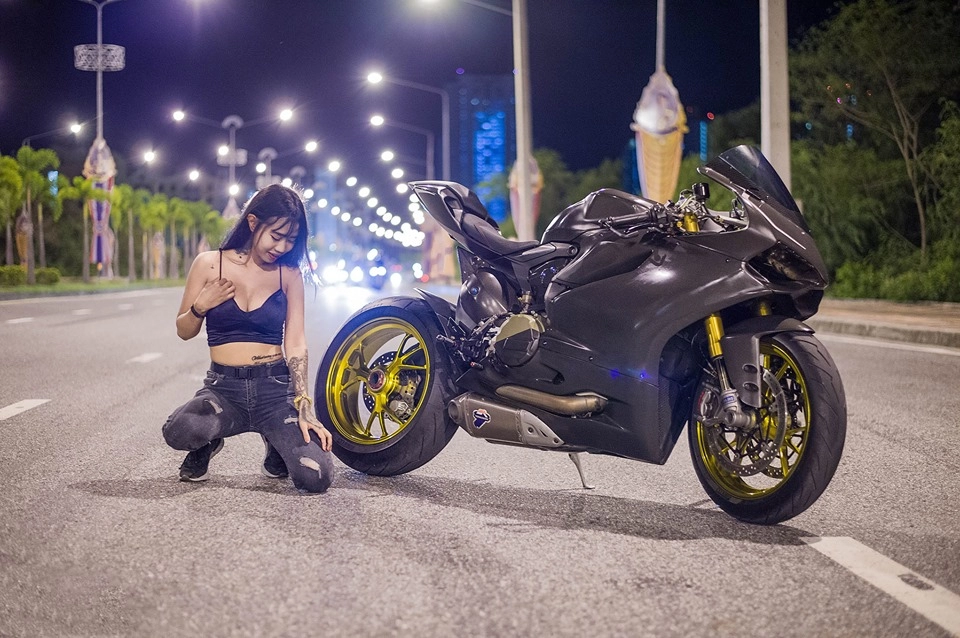 Ducati panigale 1199 s đọ dáng với nữ biker khiêu gợi