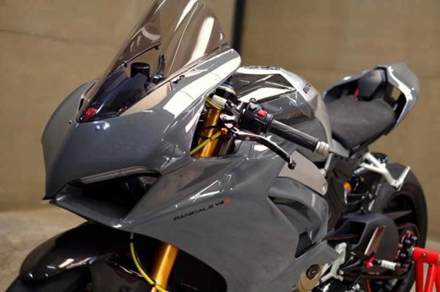 Ducati panigale v4 độ ngoài sức tưởng tượng với gam màu xám xi măng