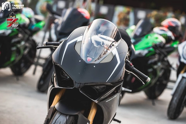 Ducati panigale v4 s độ chất ngất với tone màu full black