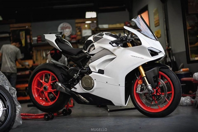 Ducati panigale v4 s độ hoàn thiện với phong cách white pearl 2k