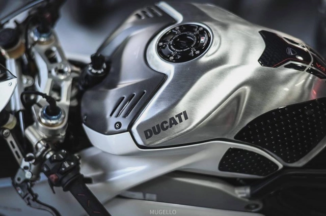 Ducati panigale v4 s độ hoàn thiện với phong cách white pearl 2k