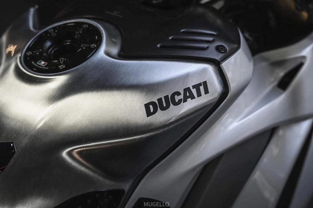 Ducati panigale v4 s độ hoàn thiện với phong cách white pearl 2k