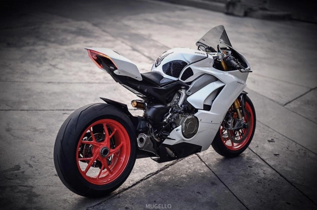 Ducati panigale v4 s độ hoàn thiện với phong cách white pearl 2k