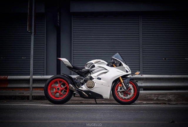 Ducati panigale v4 s độ hoàn thiện với phong cách white pearl 2k