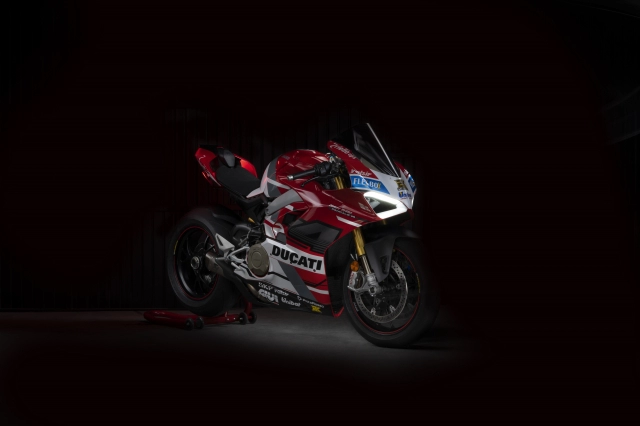 Ducati panigale v4 s hào nhoáng với phong cách tem đấu desmosedici gp