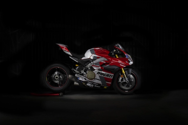 Ducati panigale v4 s hào nhoáng với phong cách tem đấu desmosedici gp