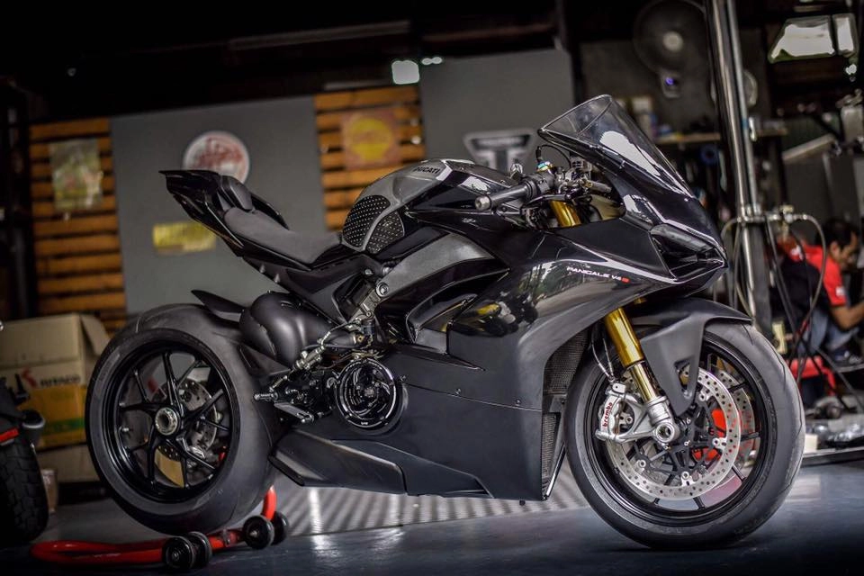 Ducati panigale v4 s vẻ đẹp đầy lịch lãm cùng với màu áo black methalic