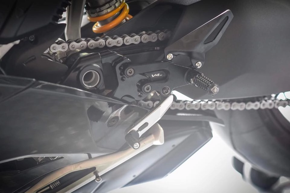 Ducati panigale v4 s vẻ đẹp đầy lịch lãm cùng với màu áo black methalic