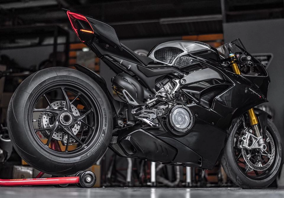 Ducati panigale v4 s vẻ đẹp đầy lịch lãm cùng với màu áo black methalic