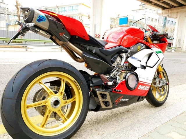 Ducati panigale v4 special độ siêu ngầu với cấu trúc thiết kế pô termignoni 4uscite