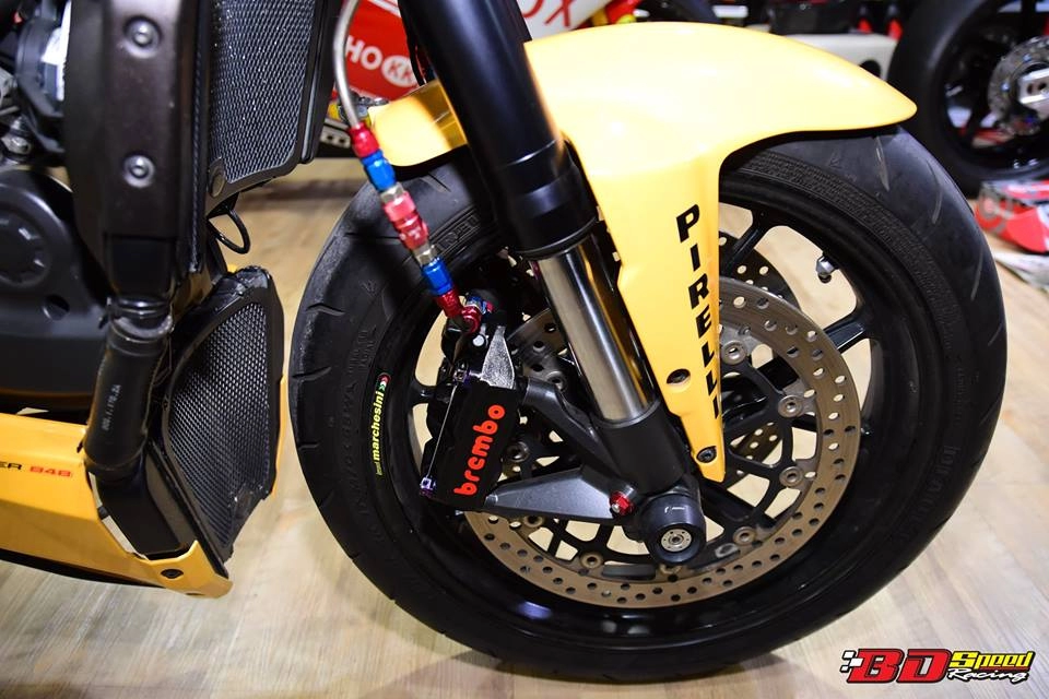 Ducati streetfighter 848 cực ngầu sau khi được nâng cấp đồ chơi